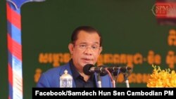 រូបឯកសារ៖ លោកនាយករដ្ឋមន្ត្រី​ ហ៊ុន សែន អញ្ជើញទៅ​សម្ពោធដាក់ឱ្យប្រើប្រាស់ស្ពានស្ទឹងត្រង់-ក្រូចឆ្មារ និងបើកការដ្ឋានសង់ផ្លូវជាតិលេខ «71C» កាលពីព្រឹកថ្ងៃអង្គារ ទី២៣ ខែវិច្ឆិកា ឆ្នាំ២០២១។ (Facebook / Samdech Hun Sen, Cambodian Prime Minister)
