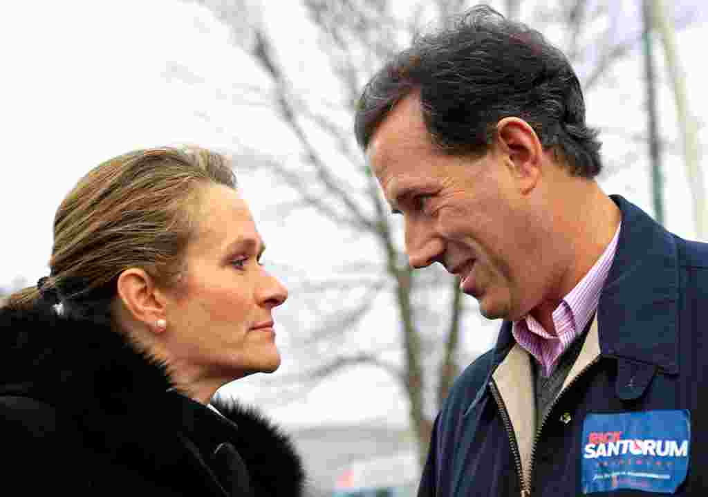 Seorang bakal calon, Rick Santorum (kanan), dengan istrinya, Karen, sebelum menghadiri rapat akbar di Nashua, New Hampshire, 9 Januari (Reuters).