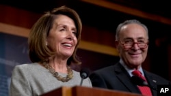 Prerzidan Cham Depite a, Nancy Pelosi (D-Kal, agoch) avèk lidè minorite a nan Sena a, Chuck Schumer (D-N.Y.), ki t ap souri nan yon konferans pou laprès yo t ap bay sou Kapitòl la nan Washington, vandredi 25 janvye 2019 la, aprè Prezidan Donald Trump te anonse akò sou re-ouvèti gouvènman an.