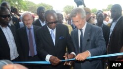 Le président guinéen Alpha Conde, 3e de la gauche, et le PDG du groupe Bolloré, Vincent Bolloré, 3e à droite, ont inauguré le service de transport ferroviaire de Blueline dans le quartier de Kaloum à Conakry, en Guinée, le 12 juin 2014.