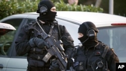 Policemen (GIPN) take part in a search in Coueron, western France as part of dawn raids in several French cities, March 30, 2012.