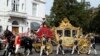 Kereta kencana Kerajaan Belanda tiba di Istana Noordeinde usai penyerahan anggaran negara 2004 di Den Haag, 16 September 2003. (REUTERS/Michael Kooren)