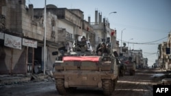 土耳其軍車行駛在敘利亞的科巴尼，執行撤回數十名軍人的任務（2015年2月22日）