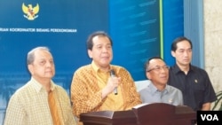 Dari kiri: Menteri Perindustrian MS Hidayat, Menko Chairul Tanjung, Menteri ESDM Jero Wacik, Menteri Perdagangan M. Lutfi, usai pertemuan membahas gugatan newmont di Jakarta, Senin, 7 JUli 2014 (Foto: VOA/Iris Gera)