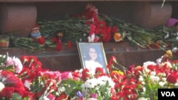 En hommage aux victimes, des fleurs ont été déposées devant la station de métro où l'attentat a été commis à Saint-Pétersbourg, Russie, le 4 avril, 2017.