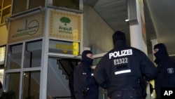 Polisi Jerman berjaga di pusat kebudayaan Islam 'Seituna' di Berlin, Jerman (26/11). 