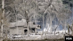 Sebuah rumah di Argomulyo, Yogyakarta yang diselimuti abu Gunung Merapi (foto dok. 6 November 2010). Hingga sekarang masih banyak daerah yang belum layak huni, sehingga masih banyak warga yang mengungsi.