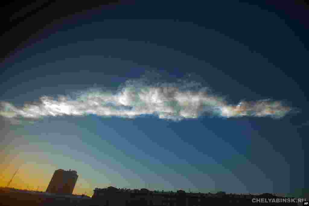 O rastro de um meteorito pode ser visto sobre Chelyabinsk (15 Fevereiro 2013). Foto fornecida por Chelyabinsk.ru. 