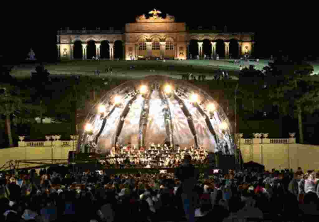 En el Palacio de Schonbrunn se realiza el “Concierto para Europa”, donde el pianista chino Lang Lang interpreta el Concierto Número 1 de Tchaikovsky.