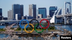 Logo Olimpiade raksasa terlihat di area tepi laut di Taman Laut Odaiba di Tokyo, Jepang, 25 Maret 2020.(Foto: Reuters)