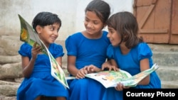 Anak-anak di Bangladesh dengan buku-buku yang disuplai lembaga Room to Read. (Foto: Room to Read) 