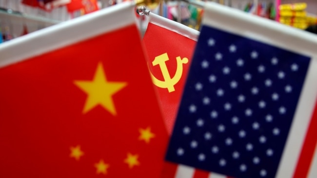 資料照:浙江省一個商場里展示的美國國旗、中國國旗和中共黨旗。