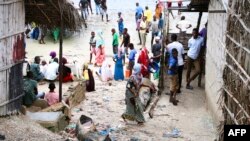 Quelques personnes sur la plage de Mocimboa da Praia, Mozambique, 8 mars 2018.