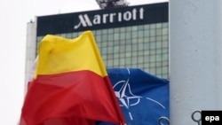 Bendera NATO dan kota Warsawa, Polandia berkibar di depan Hotel Marriot dimana KTT NATO akan diselenggarakan.