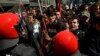 Kelompok nasionalis Basque bentrok dengan polisi saat acara kampanye partai Vox di San Sebastian, Spanyol utara (13/4).