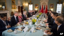 Ngoại trưởng Rex Tillerson (giữa, trái) hội kiến Ủy viên Quốc vụ viện đặc trách đối ngoại của Trung Quốc, Dương Khiết Trì, và Tướng Phòng Phong Huy, tại Bộ Ngoại giao ở Washington, ngày 21 tháng 6, 2017.