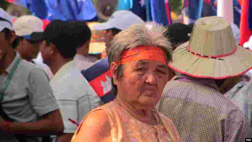 A Cambodia National Rescue Party (CNRP) supporter wears a ribbon that reads “When there is justice, there is peace,” Phnom Penh, Oct. 23, 2013. (Khoun Theara/VOA Khmer)