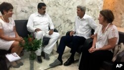 El secretario de Estado John Kerry y el presidente de Venezuela Nicolás Maduro, se reunieron luego de la ceremonia de firma del acuerdo de paz colombiano en Cartagena.