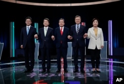 South Korean presidential election candidates (from left) Yoo Seung-min of the Bareun Party, Ahn Cheol-soo of the People's Party, Hong Joon-pyo of the Liberty Korea Party, Moon Jae-in of the Democratic Party of Korea and Sim Sang-jung of the Justice Party, pose before a televised debate in Seoul Sunday, April 23, 2017.