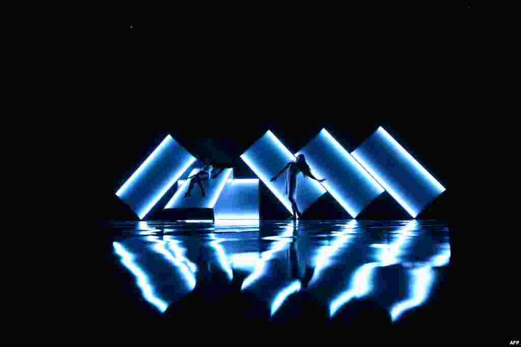 Dancers of the &#39;Yvette Bozsik Company&#39; perform on the stage of the National Dance Theater in Budapest, Hungary, during the rehearsal of the &#39;Prey&#39;, choreographed by Bozsik Yvette to music of Philippe Heritier.