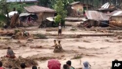 Afectados tras el paso del fenómeno natural en Filipinas.