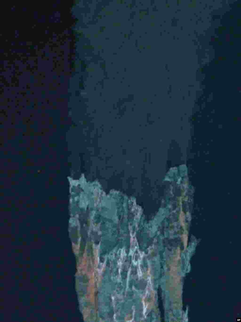 Deep sea vents spew mineral-rich fluids. (University of Southampton / NOC)