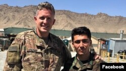 عکس یادگاری یک نظامی افغان با آقای تیلور