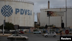 El logotipo de la petrolera estatal de Venezuela, PDVSA, se ve en un tanque en la refinería Isla en Willemstad en la isla de Curazao, el 22 de abril de 2018.