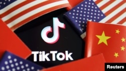 在中国和美国旗帜中的TikTok标识