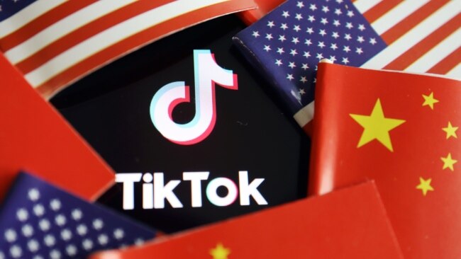 在中国和美国旗帜中的TikTok标识