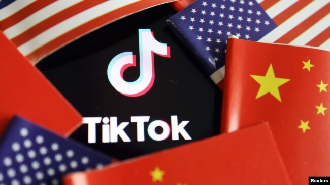 在中国和美国旗帜中的TikTok标识