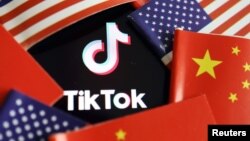 在中国和美国旗帜中的TikTok标识