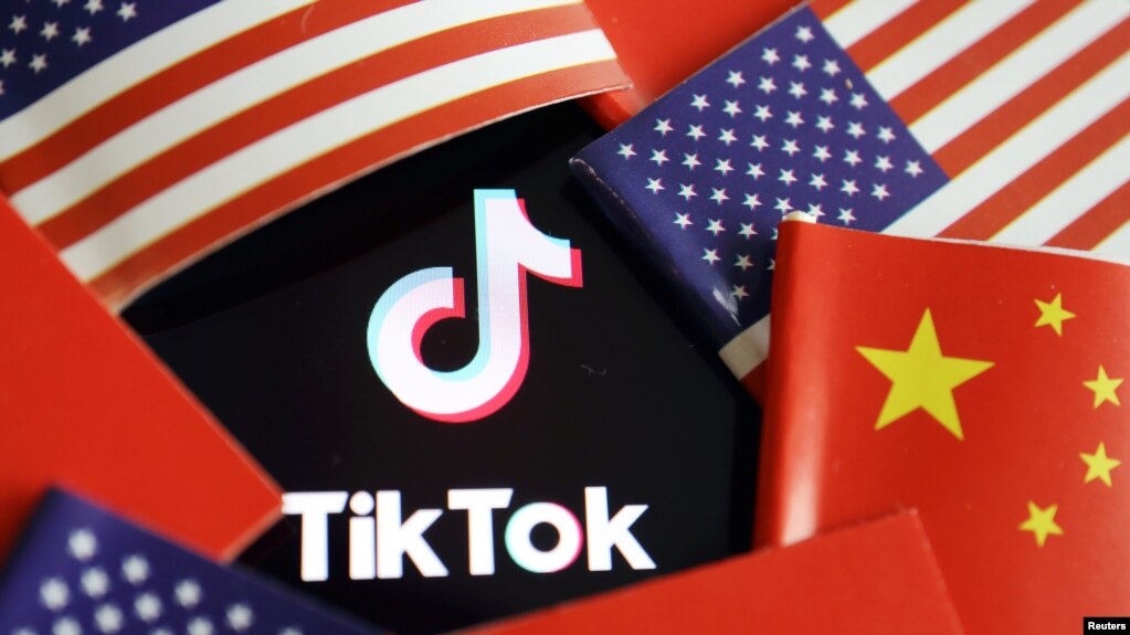 在中国和美国旗帜中的TikTok标识 （路透社）(photo:VOA)