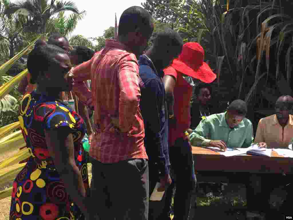 Ida às urnas em Kololo, subúrbio de Kampala no Uganda