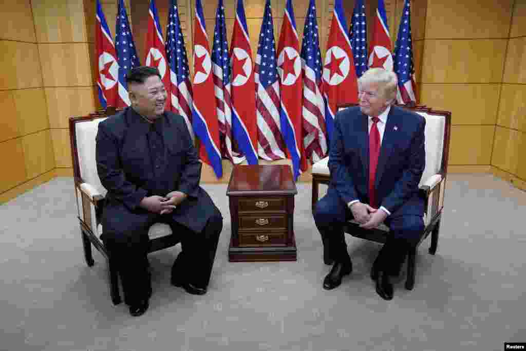 شمالی کوریا کے رہنما کم جونگ ان نے صدر ٹرمپ کے اس اقدام کو سراہتے ہوئے اسے ٹرمپ کا دلیرانہ اقدام قرار دیا، انھوں نے کہا کہ وقت آ گیا ہے کہ ماضی کی تلخیوں کو بھلا کر ایک نئے سفر کا آغاز کیا جائے۔