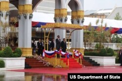 ອະດີດປະທານາທິບໍດີ ບາຣັກ ໂອບາມ (ຊ້າຍ) ແລະປະທານປະເທດ ບຸນຍັງ ວໍລະຈິດ