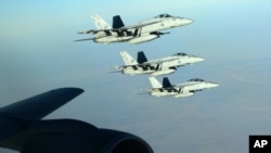 지난 23일 시리아 내 ISIL 공습에 동원된 미 해군 소속 F-18E 전투기들이 이라크 상공에서 공중 급유를 받았다.