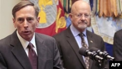Giám đốc CIA David Petraeus (trái)