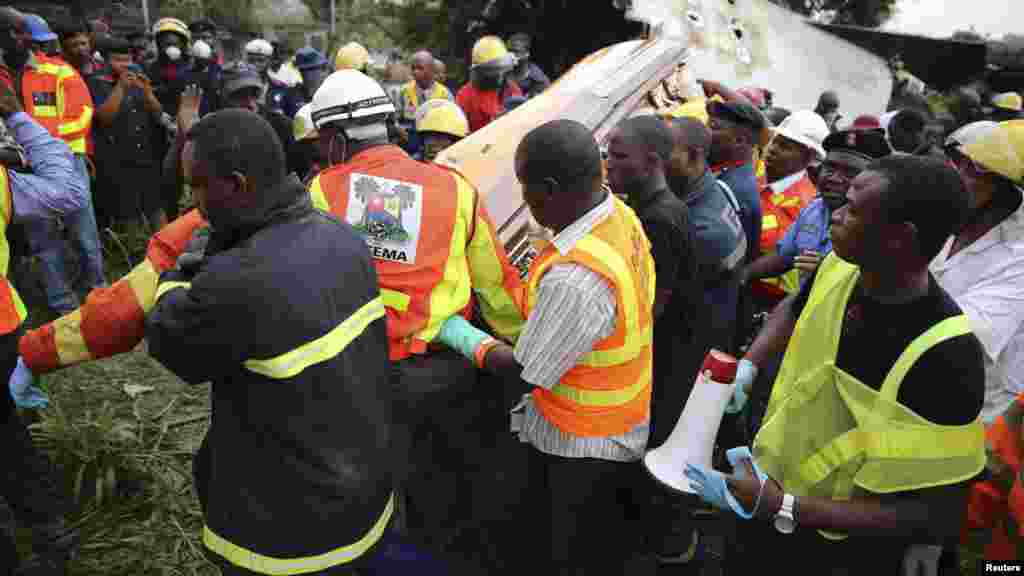 Rescue officials carry the coffin of former Ondo state governor Olusegun Agagu after recovering it from the site of a plane crash near the Lagos airport.