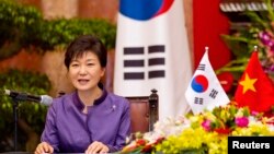 지난 9일 베트남을 방문한 한국 박근혜 대통령이 하노이 대통령궁에서 가진 기자회견에서 발언하고 있다.