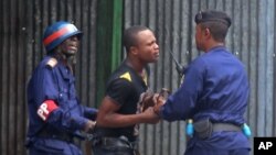 La police en train d’arrêter un manifestant à Kinshasa, 19 janvier 2015. 