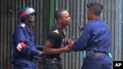 Un des manifestants arrêtés à Kinshasa par des policiers le 19 janvier 2015.