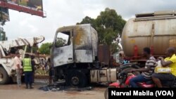 Un camion citerne incendié à Lubumbashi, en RDC, le 24 décembre 2017. (VOA/Narval Mabila)