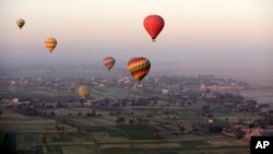 دریائے نیل کے کنارے واقع تاریخی شہر اقصر کی فضاؤں میں پرواز کرتے غبارے۔ فائل فوٹو