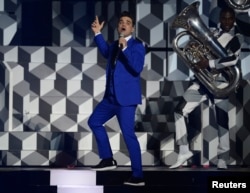 Penyanyi Inggris Robbie Williams tampil pada BRIT Awards, merayakan musik pop Inggris, di O2 Arena di London, 20 Februari 2013. (Foto: REUTERS/Dylan Martinez)