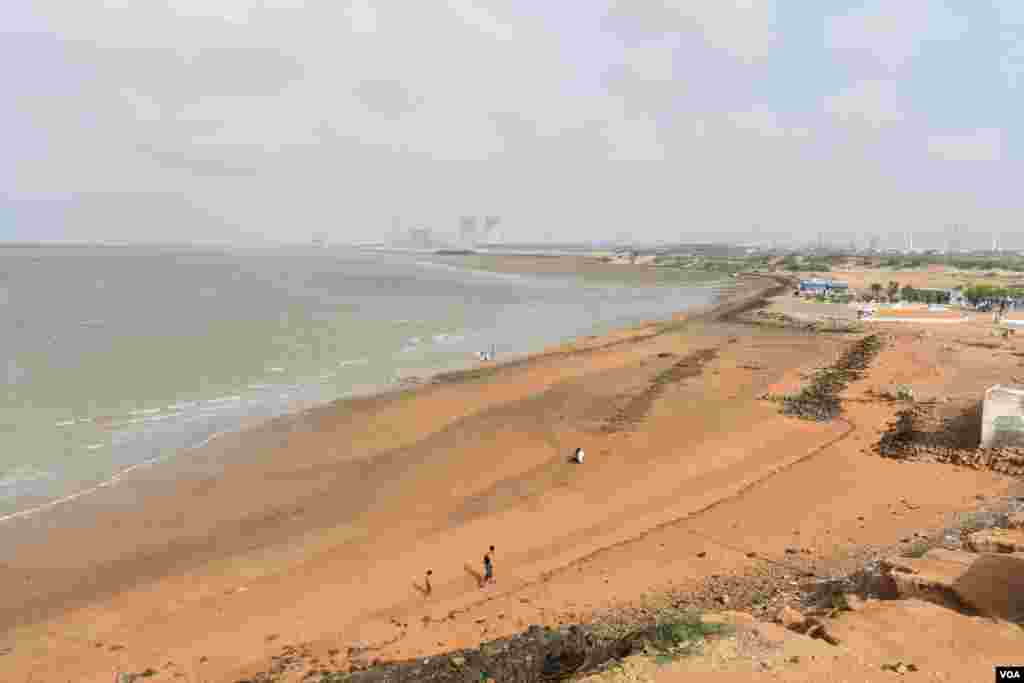 مزار کے ساتھ ساحل کو &#39;رشین بیچ&#39; کہا جاتا ہے جو بہت صاف ستھرا ساحل ہے۔