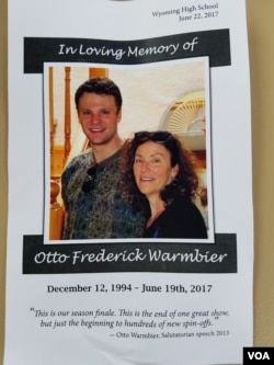 지난 6월 오토 웜비어 씨 고향인 오하이오주 와이오밍에서 거행된 장례식 안내문에 웜비어 씨와 어머니 신디 웜비어 씨의 사진이 들어있다.