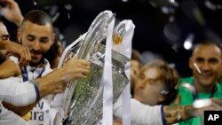 Les joueurs du Réal Madrid soulèvant le trophée de la ligue des chamions après la finale gagnée 4-1 contre la Juventus Turin au Millennium Stadium de Cardiff,le 3 juin 2017 AP