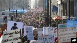 Người biểu tình tham gia Cuộc Tuần hành của Phụ nữ ở London, Anh, ngày 21 tháng 1, 2017.