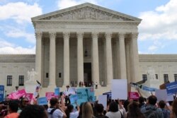 Protes "Muslim Ban" kebijakan pada era Presiden Donald Trump di depan Gedung Mahkamah Agung AS (foto: dok).